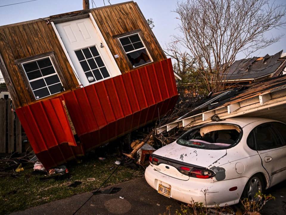 Más de 25 personas han muerto en Misisispi durante el paso de un tornado que ha dejado un rastro de destrucción a lo largo de 160 kilómetros. Estas son las impactantes imágenes.
