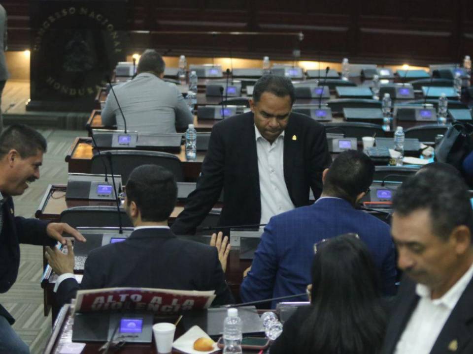 El Partido Nacional se mostró dispuesto a sumarse a la convocatoria iniciada por el PSH. En la imagen aparece de frente el diputado nacionalista, Jorge Zelaya.