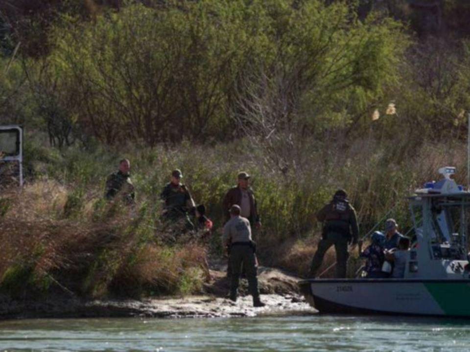 Las autoridades migratorias intentaron salvarle la vida al niño hondureño que se estaba ahogando en el río Bravo.