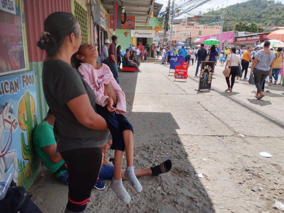 Cruzaron el Darién con su hija especial en hombros: travesía de venezolanos para llegar a Honduras