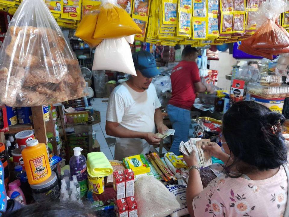 Los frijoles, arroz, maíz y azúcar son los productos más esenciales, según lo explicaron los comerciantes de los mercados capitalinos. Una familia puede consumir en un mes más de 15 libras de cada grano básico.