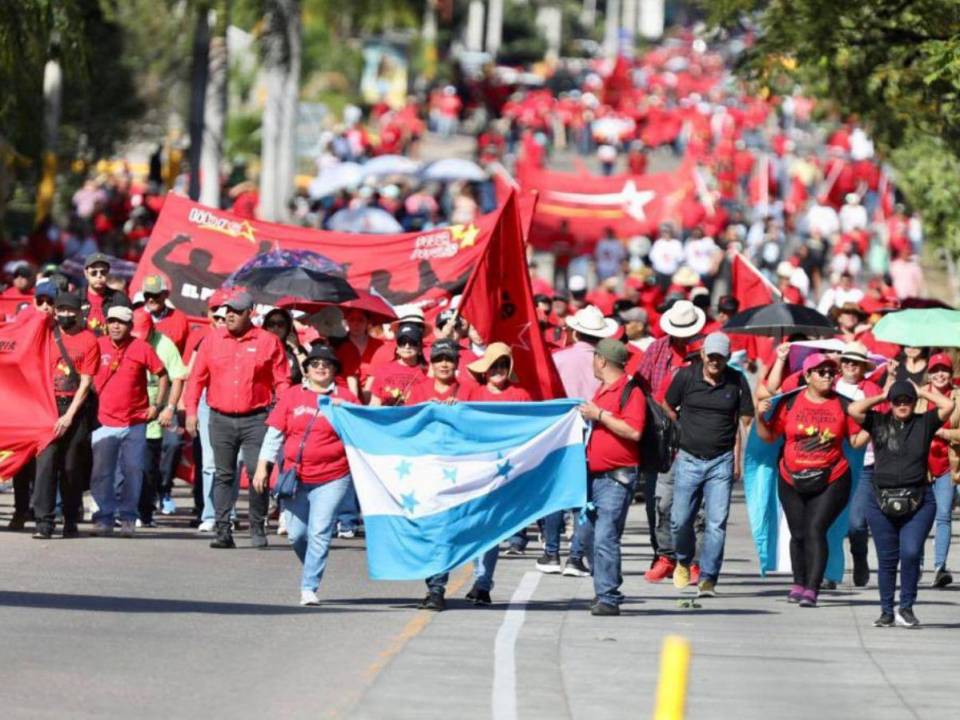 Con canciones de protesta, consignas en favor de su partido y asegurando que los cambios en el país han sido notorios desde la asunción al poder de Xiomara Castro en 2022, decenas de simpatizantes del Partido Libertad y Refundación (Libre) se movilizaron este sábado por el bulevar Suyapa de Tegucigalpa. Aquí las imágenes.