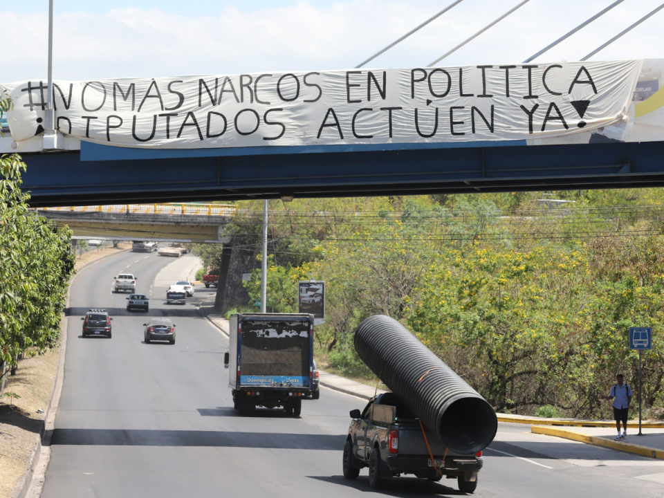 La pancarta fue colocada en horas de la noche en el puente que dirige a la residencial El Trapiche.