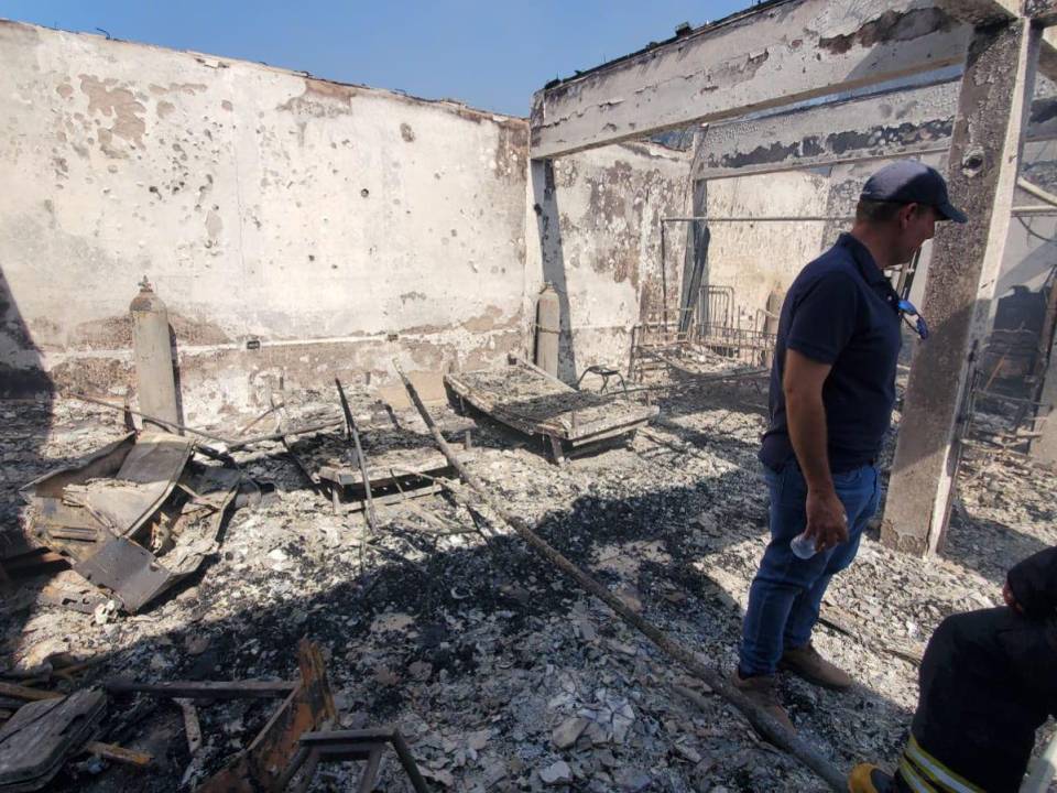 “Deje todo lo material pero salve a su hijo”: Relatos tras incendio en Hospital de Roatán