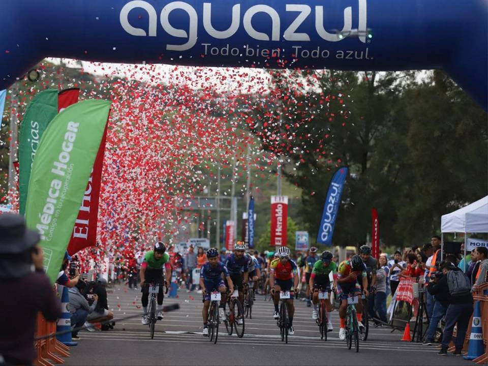 Desde el momento mismo de la salida de la meta hasta la culminación de la carrera, recopilamos los 20 momentos más emocionantes de la duodécima Vuelta Ciclística.