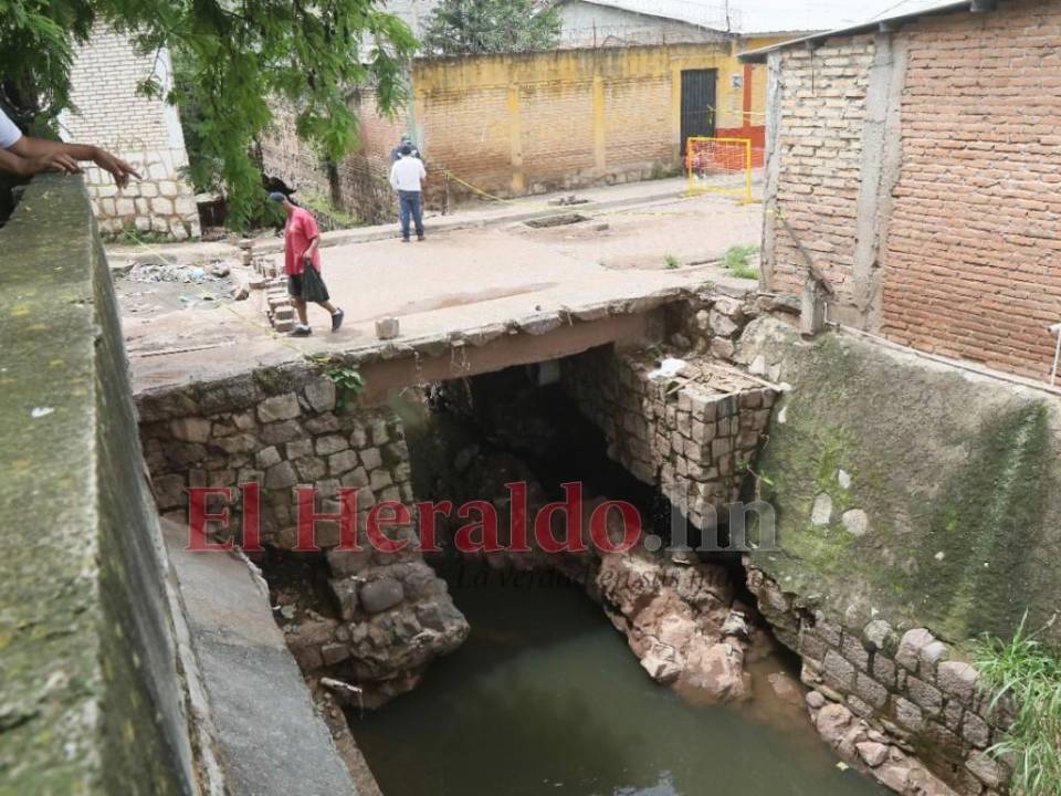 Casas del Barrio Morazán en peligró por socavón en caja puente (Fotos)