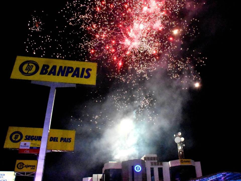 Una espectacular noche de juegos pirotécnicos ofreció a los capitalinos Banpaís.