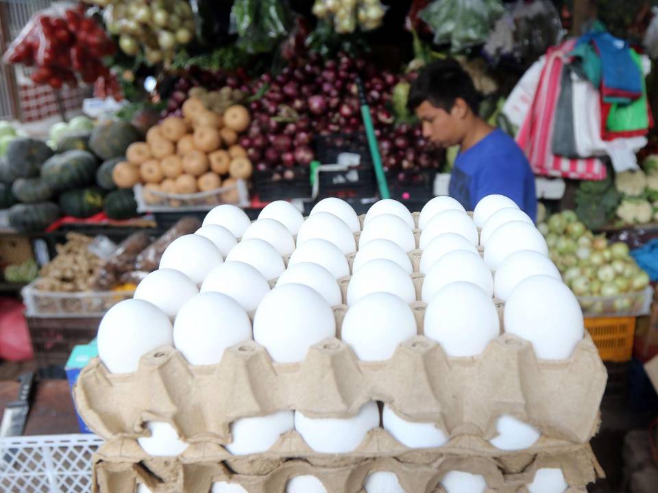El precio del cartón de huevos hoy se mantiene en 110 lempiras, pero puede llegar a los L 115 entre semana, según los vendedores.