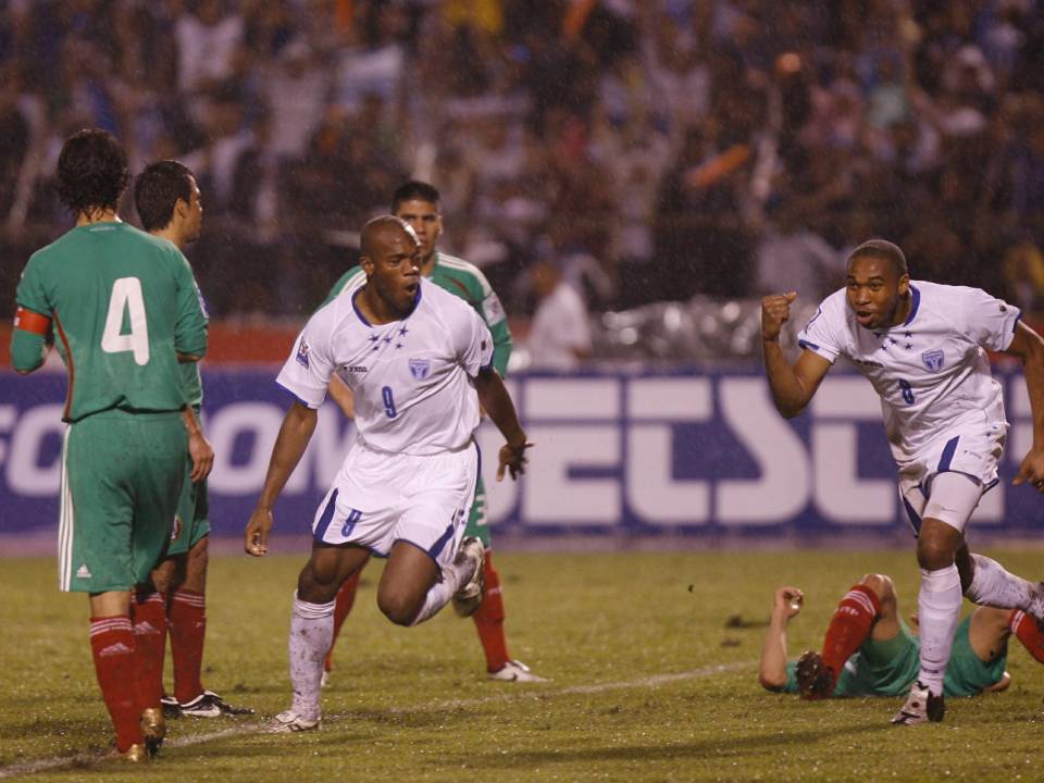 David Suazo y Wilson Palacios celebran el gol en el partido eliminatorio Honduras contra Mexico en el estadio Olímpico en noviembre de 2008.