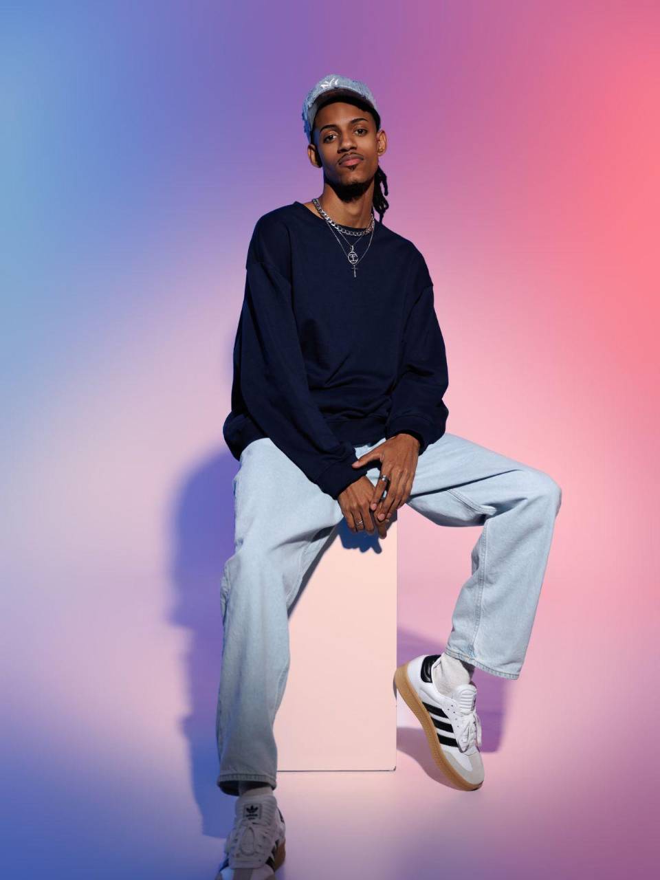 Como artista cristiano en un género predominantemente urbano, ha enfrentado escepticismo tanto en la industria musical como dentro de la iglesia.