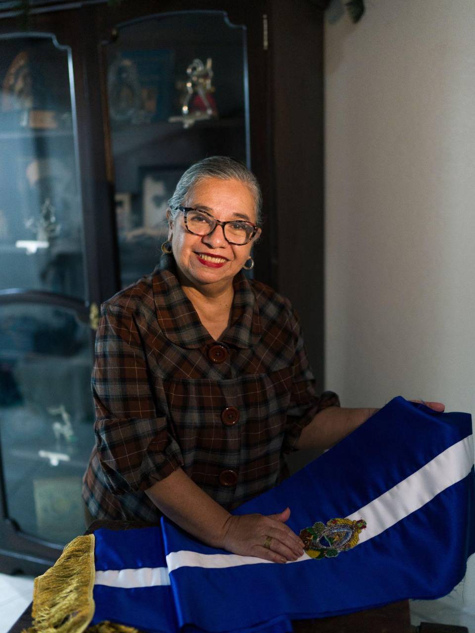 En las manos de María de los Ángeles Moncada continúa viva la tradición que su madre Elvira Valladares (“Muñeca”) y, antes que ella, su abuela Irene Francisca Landa, le heredaron en el corte, la confección y el bordado.