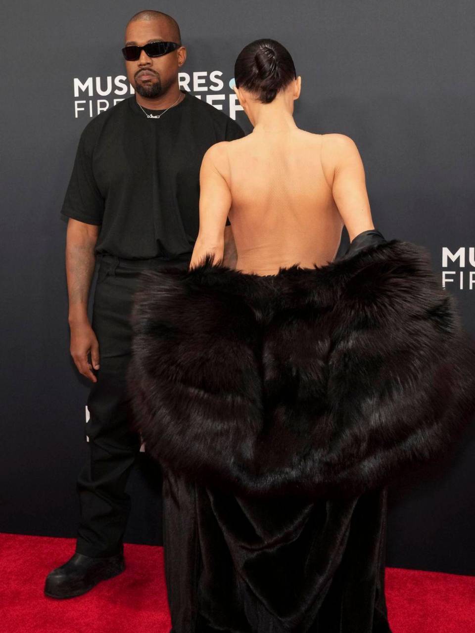 Bianca Censori antes de bajar su abrigo de piel y dejar al descubierto su atuendo.