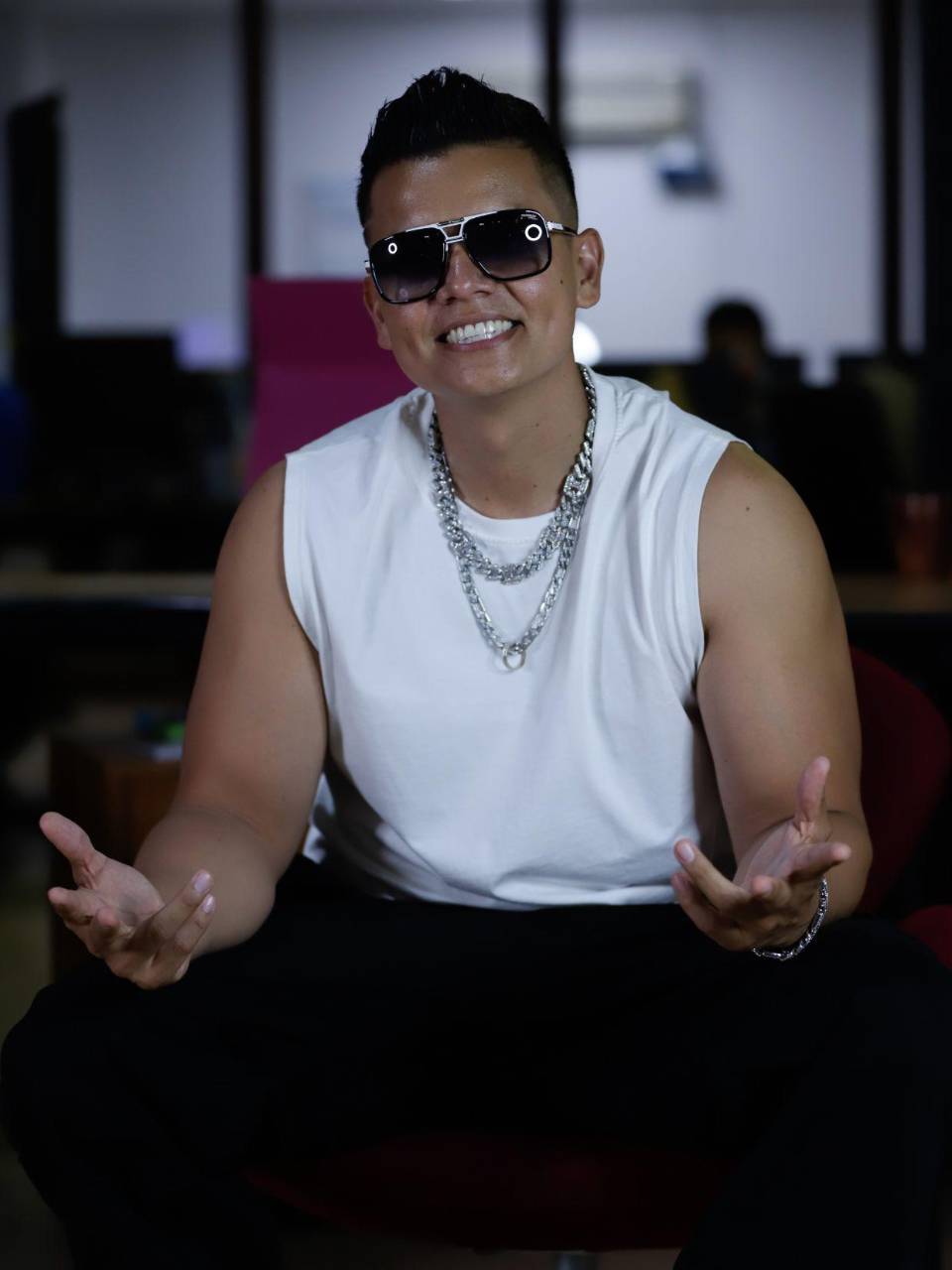 Antes de que su música lo hiciera conquistar nuevos países, el artista comenzó su trayectoria en el cuarto de invitados de su casa. Allí, escribió sus primeras canciones y cultivó un sueño que en su entorno no siempre fue comprendido.