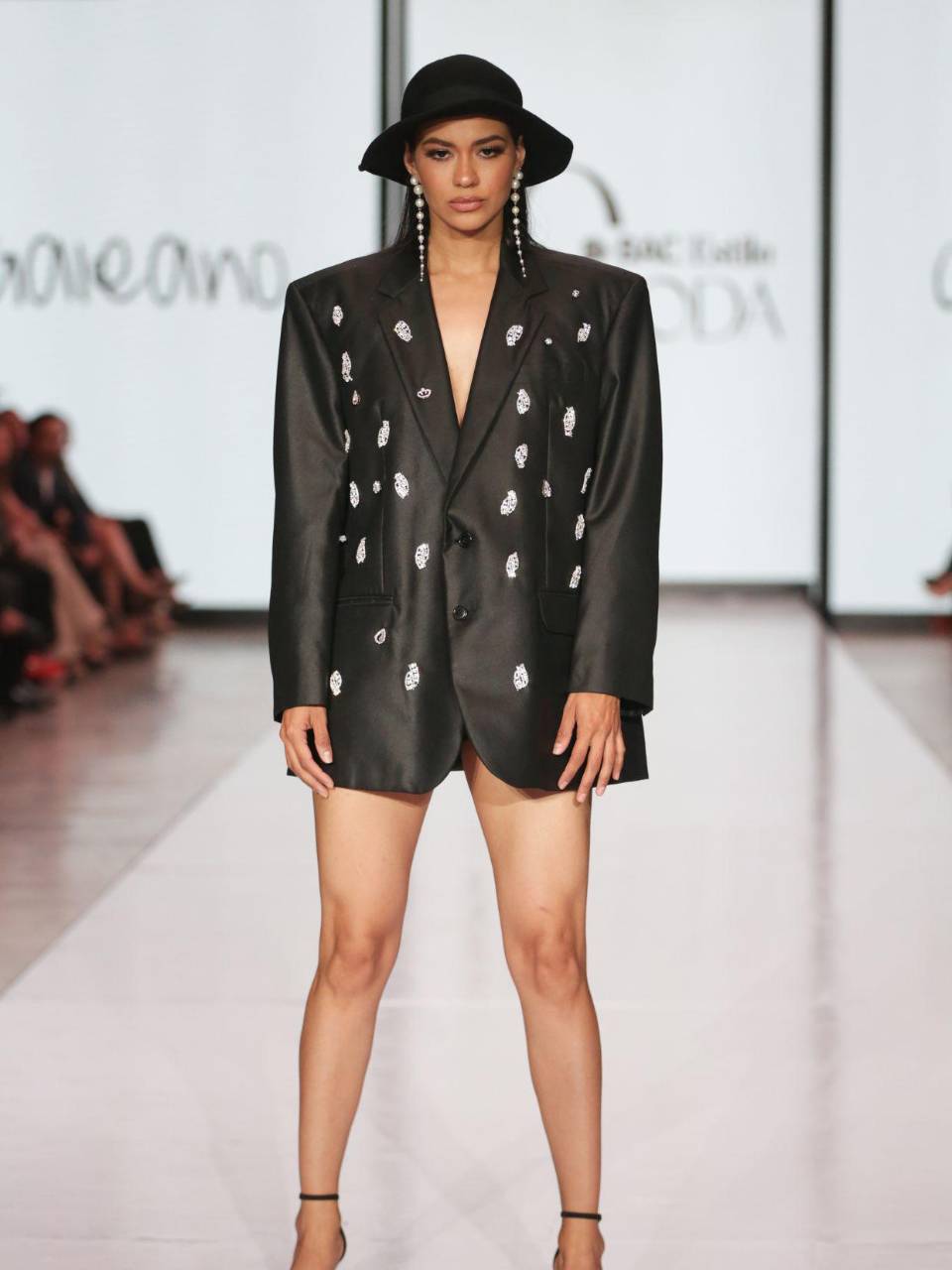 Cada diseño de Galeano equilibró la expresión artística con la sostenibilidad textil.