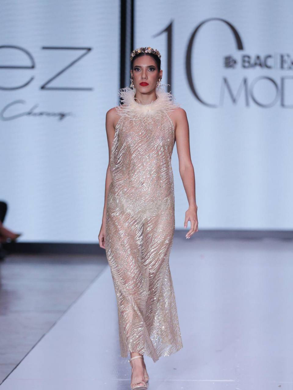 Transparencias y plumas se entrelazaron en la propuesta escénica de Miguel Chong.