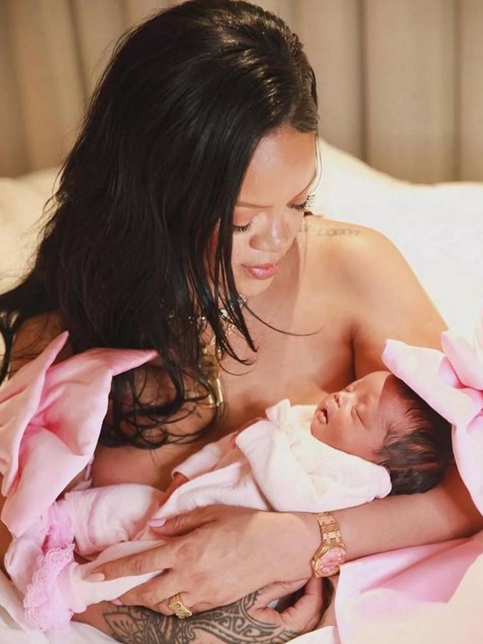 <i>Rihanna presentó en redes sociales a su hija Rocki Irish Mayers, nacida el 13 de septiembre.</i>​​​​​​