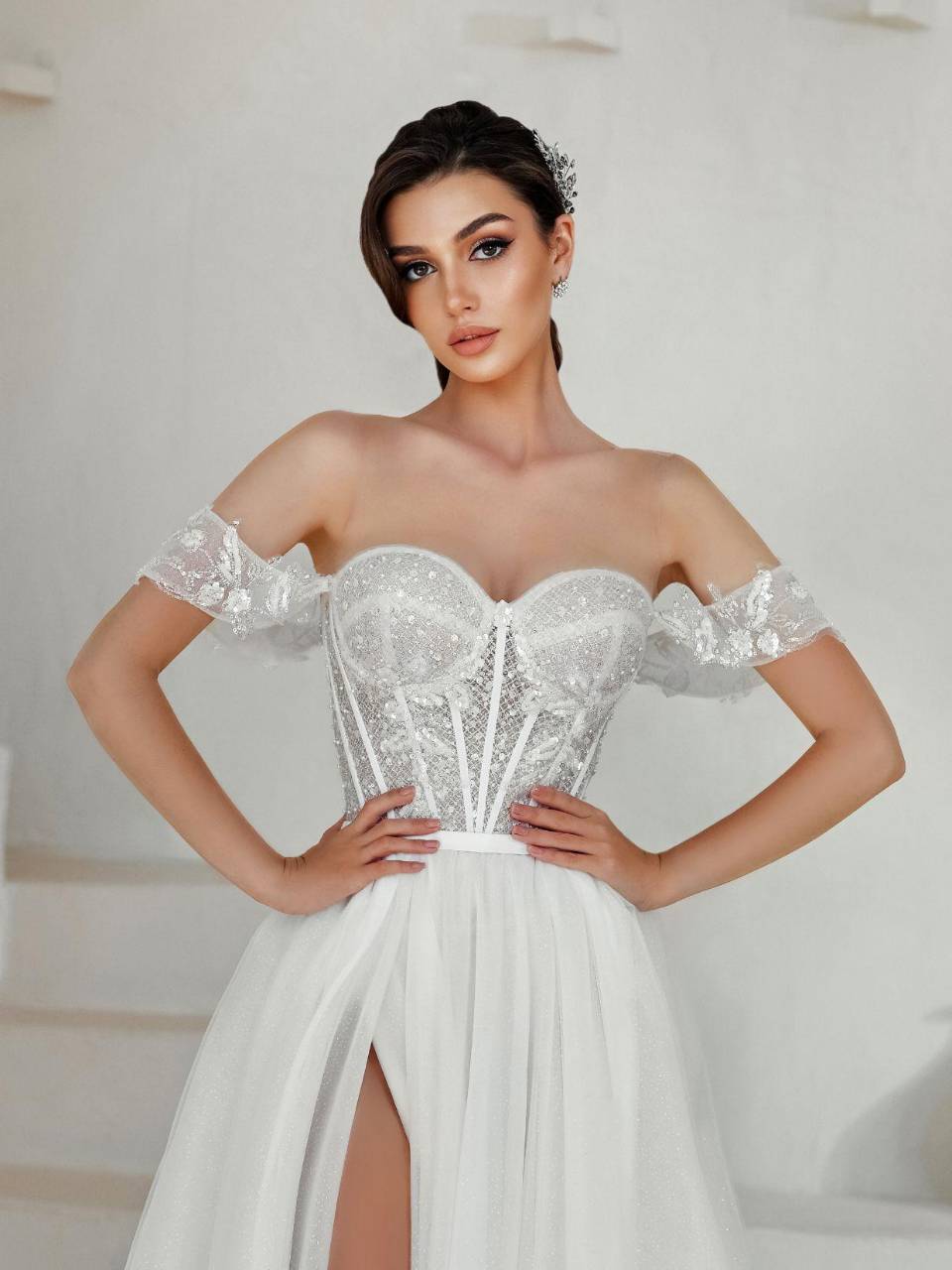 Los vestidos de corsé cotizan al alza al igual que los modelos de encaje de estilo bohemio y las piezas de patrones asimétricas con pronunciados escotes. Hay propuestas más atrevidas con aperturas muy sexis.