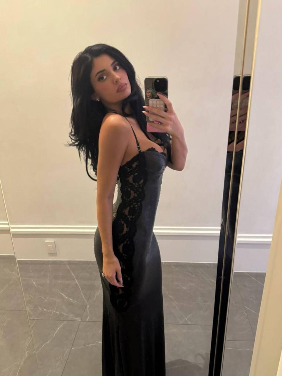 Jenner utilizó un vestido del archivo de Versace.