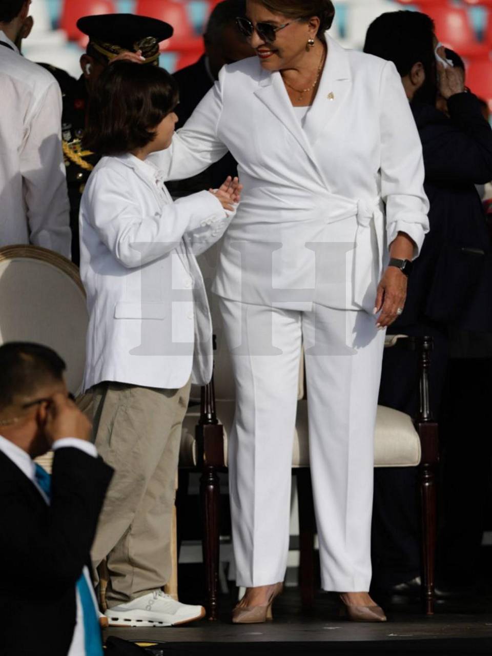 La mandataria utilizó un pequeño prendedor diseñado como el Escudo Nacional en su solapa.