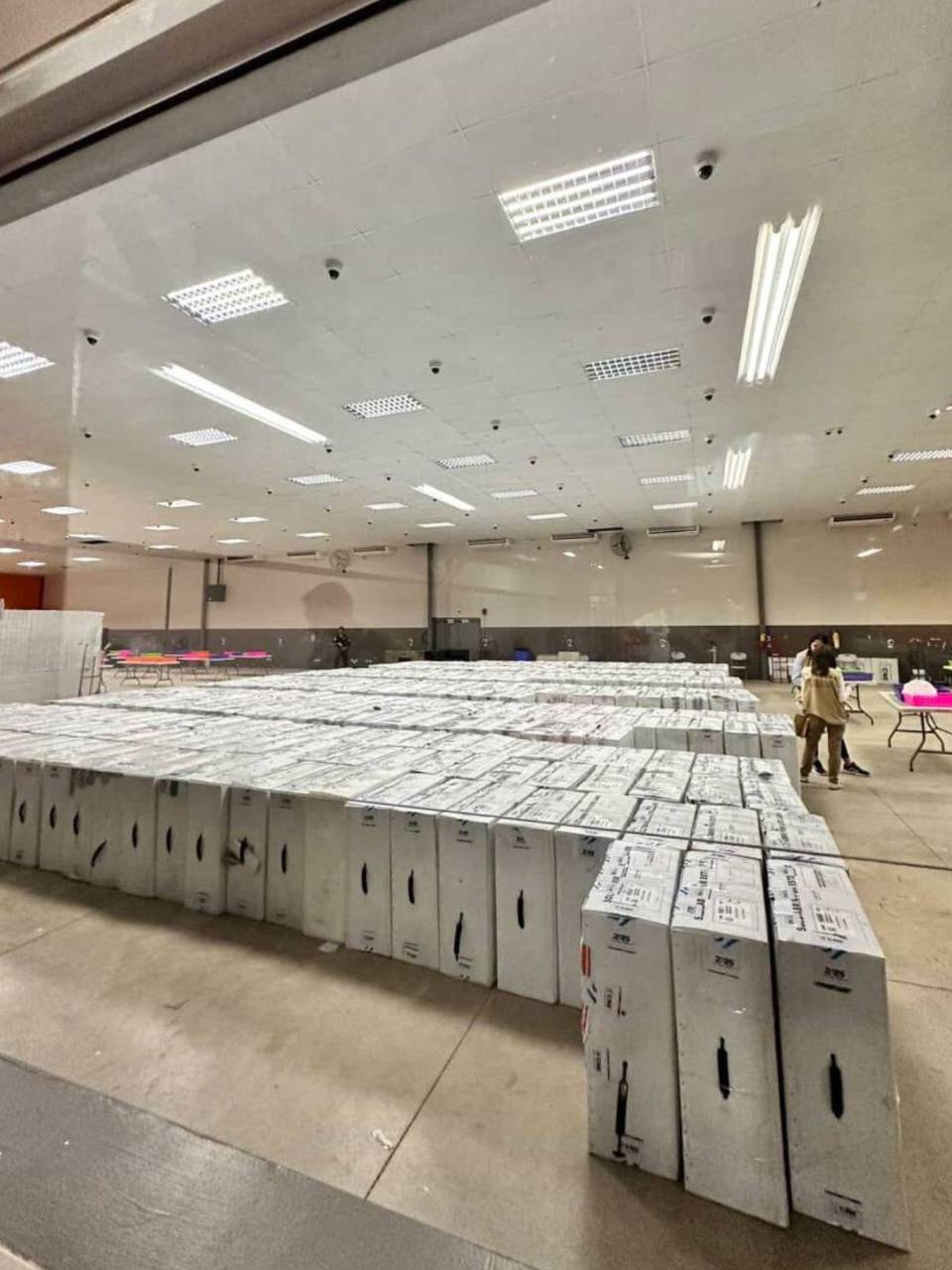 Dentro del Centro Logístico del CNE se inició esta noche un proceso de validación de actas que no fueron escaneadas en los centros de votación.