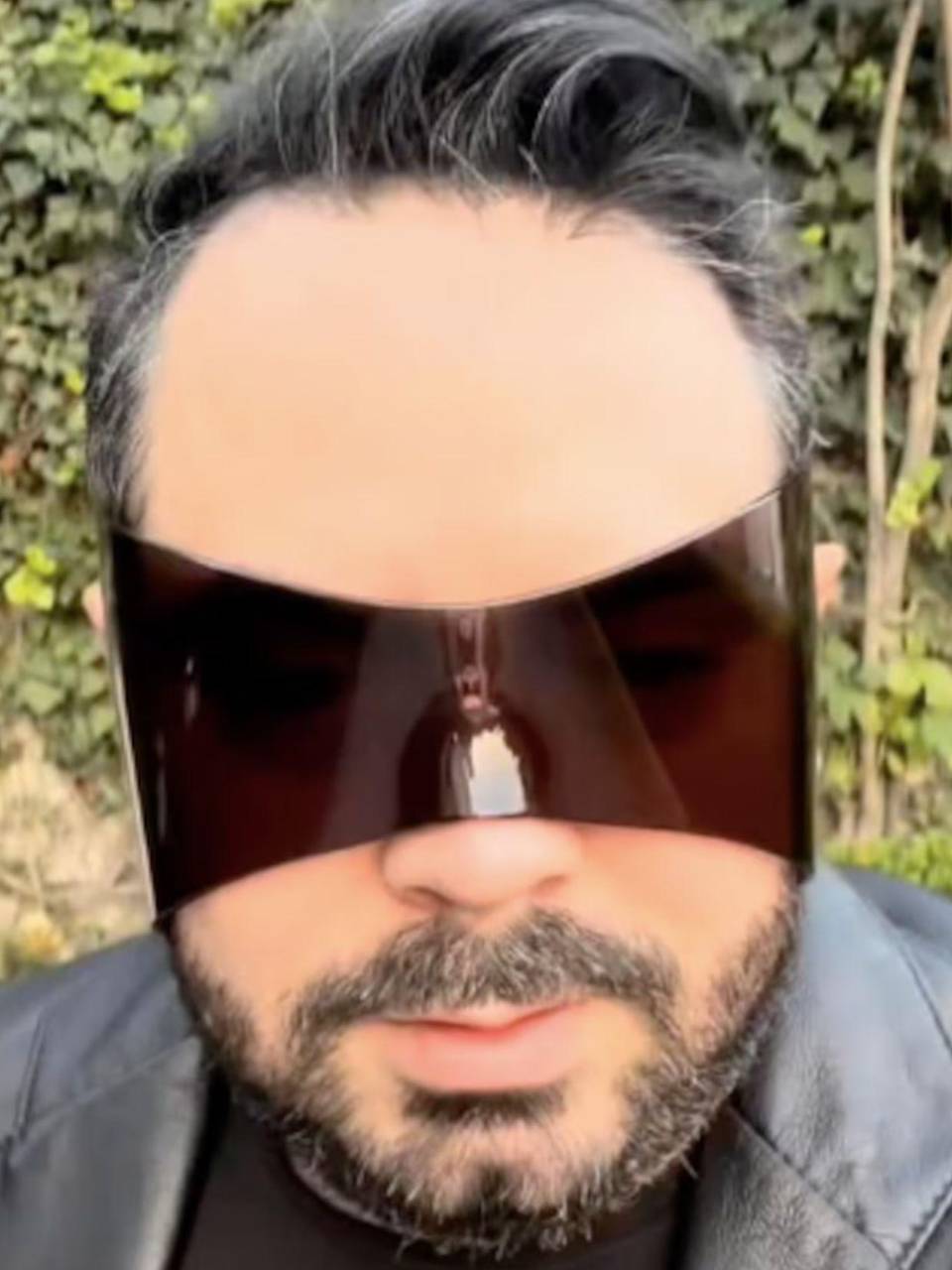 El diseño, fabricado en Italia, ofrece un 100% de protección contra los rayos UVA/UVB.