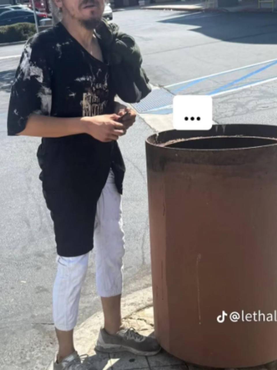 Así luce actualmente Chase, quien deambula por las calles de Riverside, California.