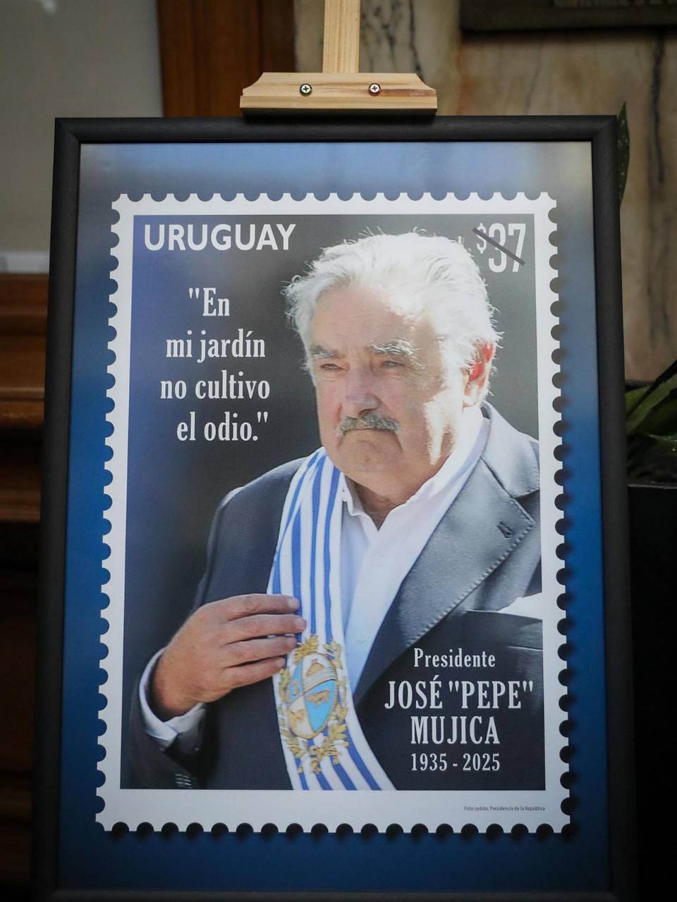 Fotografía de la imagen del sello postal en homenaje al exmandatario José ‘Pepe’ Mujica, al cumplirse un año de su fallecimiento, en Montevideo (Uruguay).