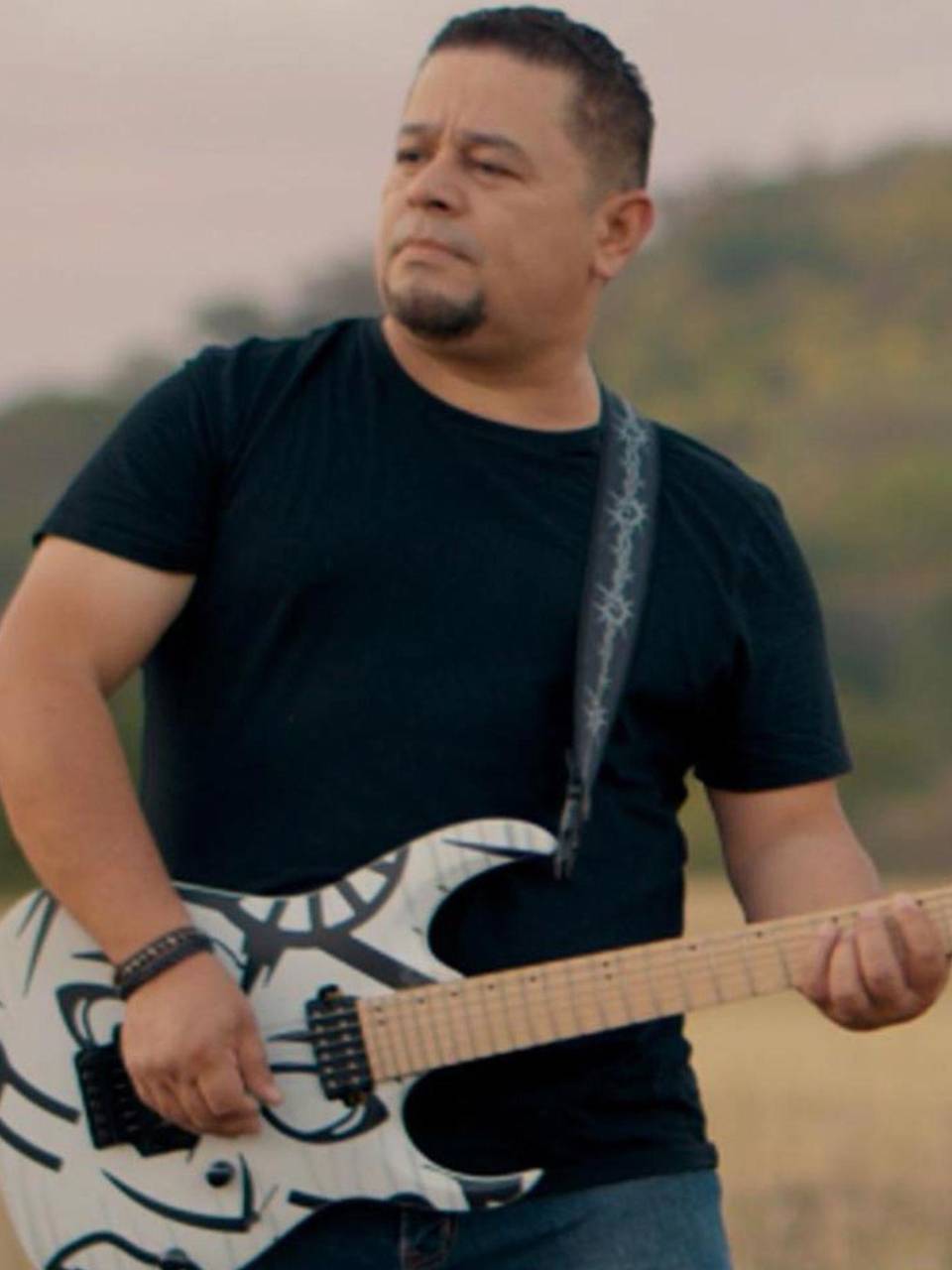 Nacido en Namasigüe, Choluteca, el artista recuerda que desde los seis años componía poesías y canciones.