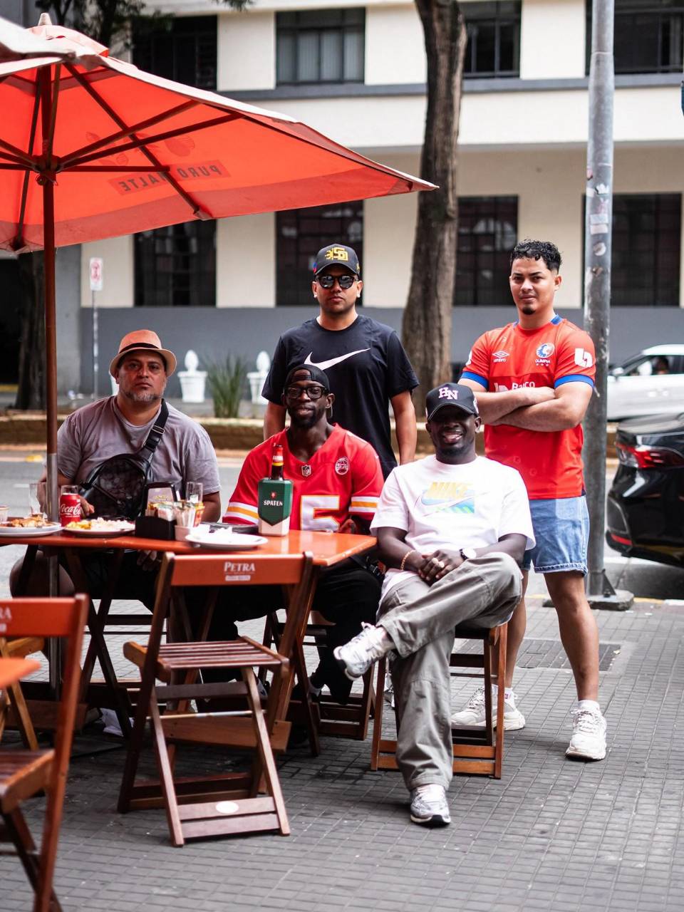 Entre paseos, platillos típicos y transmisiones en vivo, los hondureños pasan su día previo al encuentro entre creadores de contenido,