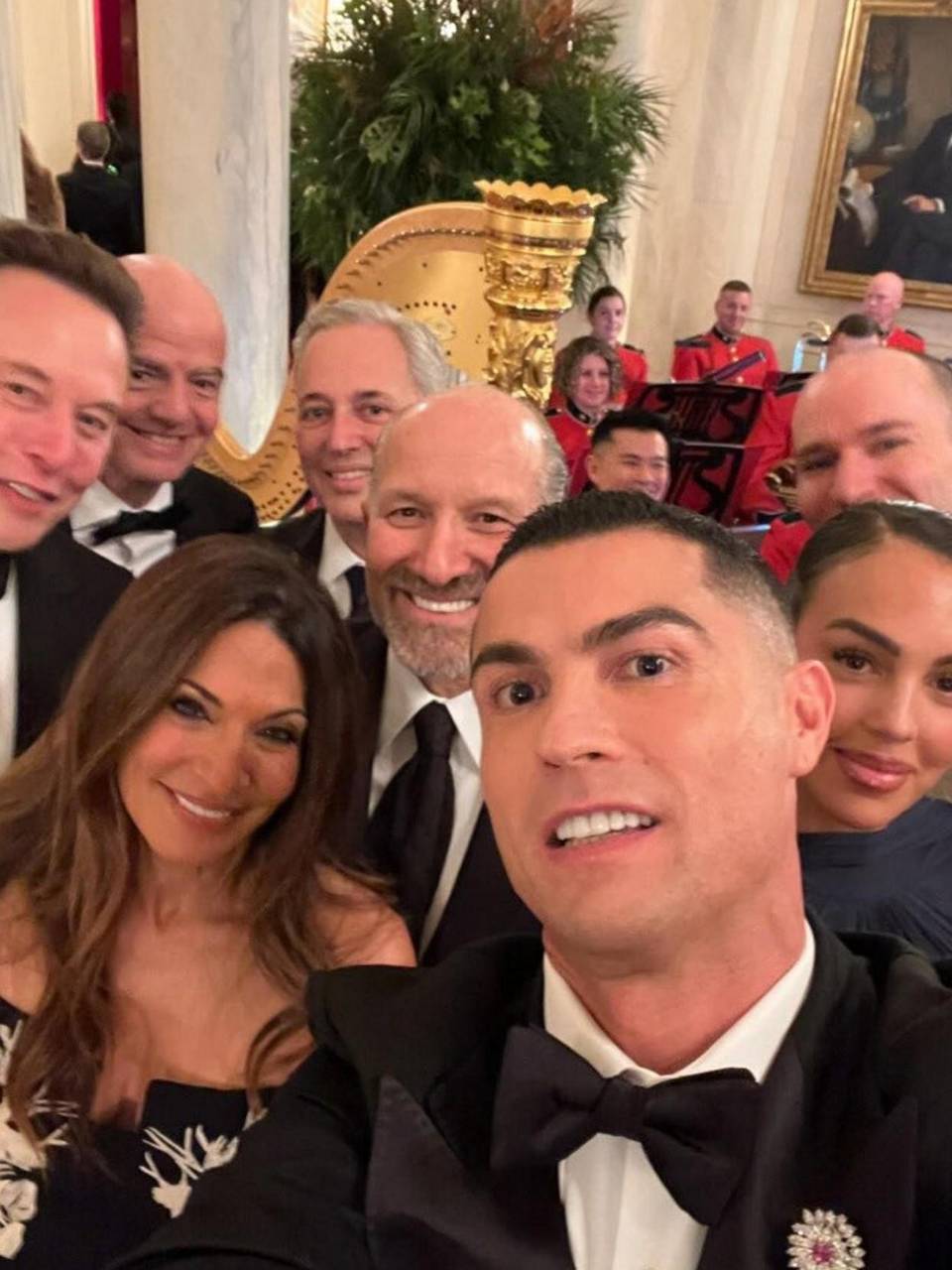 Cristiano Ronaldo, capitán de la selección portuguesa de fútbol y jugador del Al-Nassr saudí, cenó este martes en la Casa Blanca con el presidente estadounidense, Donald Trump.