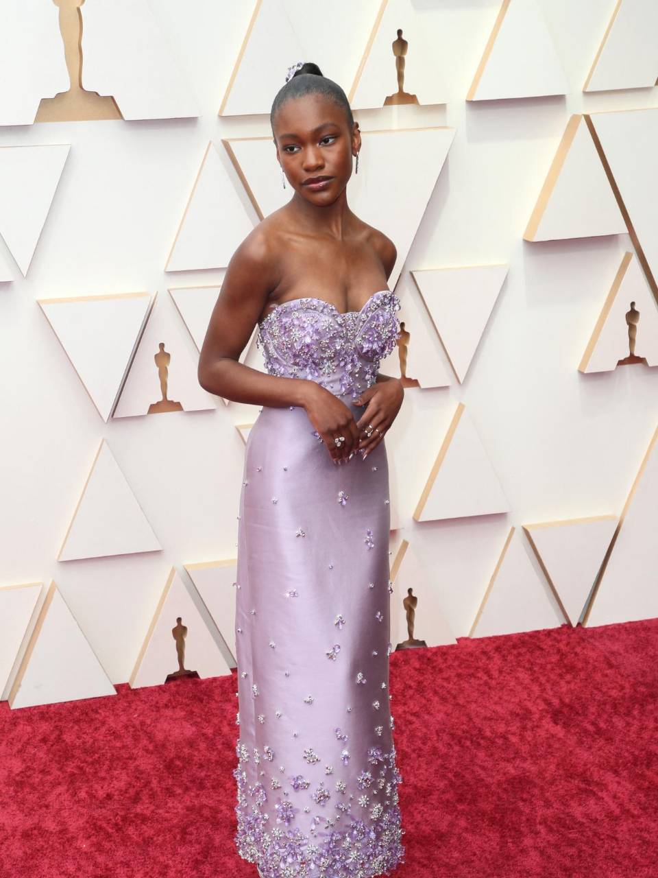 La joven deslumbró a los fotógrafos al posar durante su ingreso al evento.