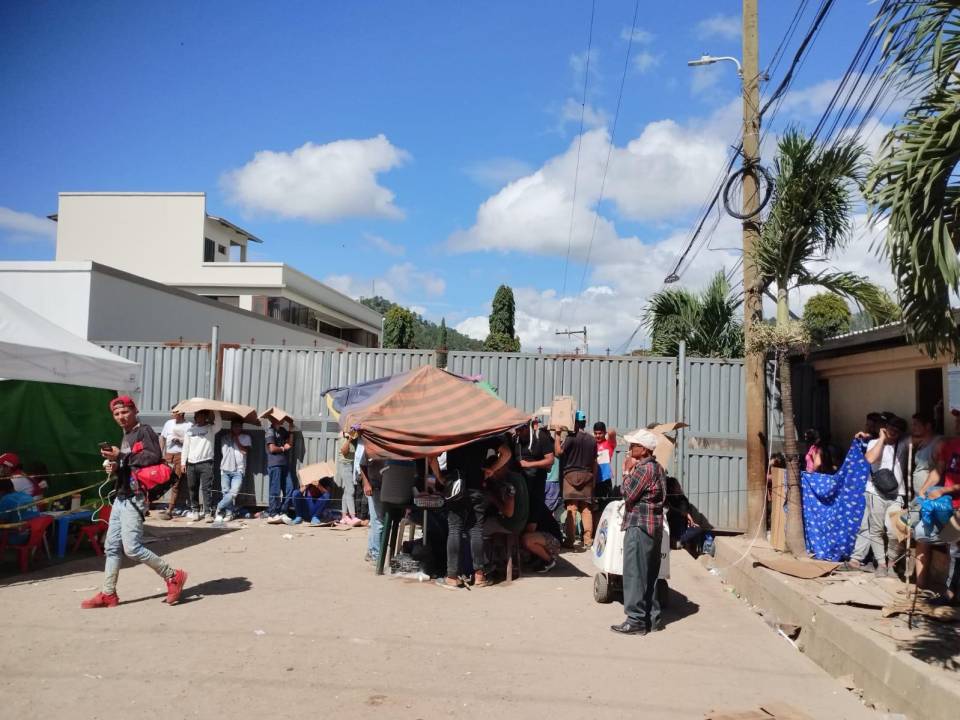 Con cartones y cobijas, migrantes se protegen del fuerte sol en las calles del municipio.