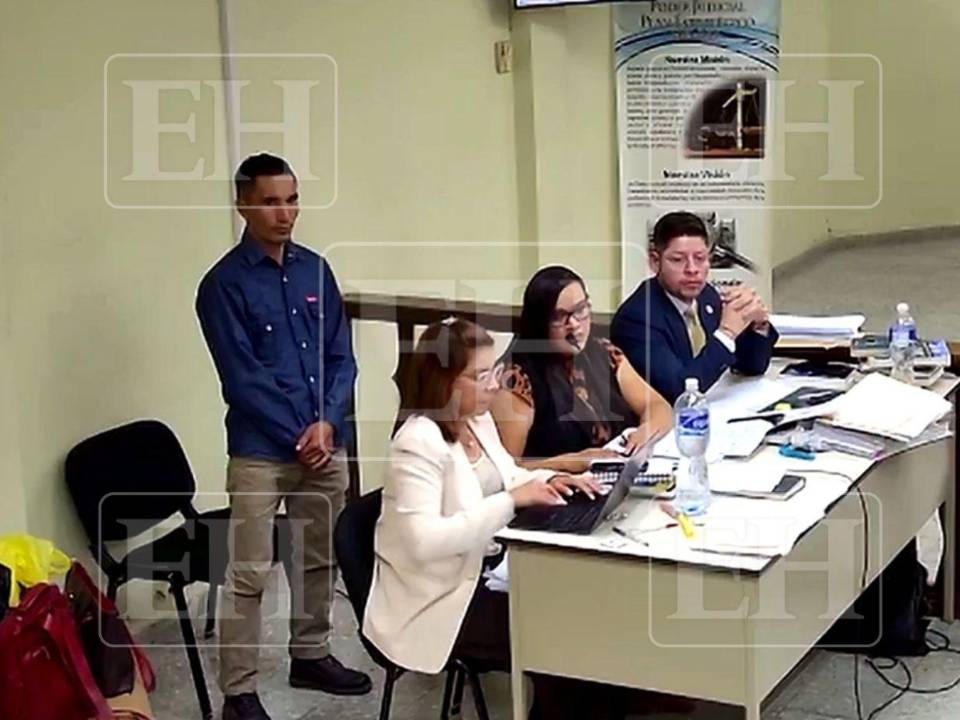 Jarold Rolando Perdomo, expolicía acusado por el Ministerio Público de femicidio agravado, comparece al inicio de la repetición del juicio por la muerte de Keyla Patricia Martínez en los tribunales de Siguatepeque.