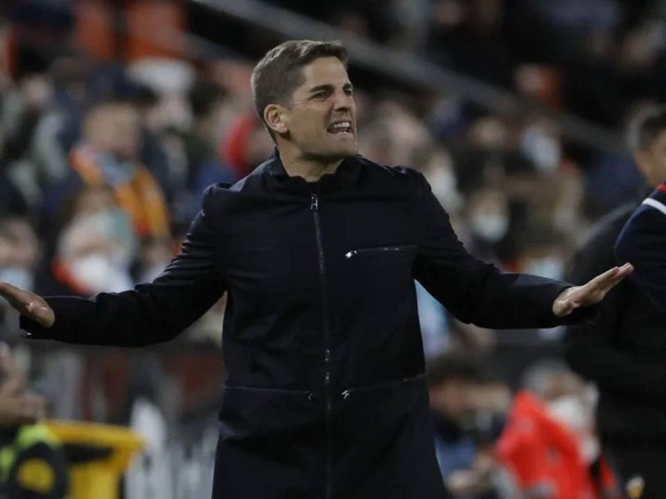 Robert Moreno, exentrenador de la selección de España, fue despedido por el Sochi ruso entre acusaciones por el uso de ChatGPT. El técnico niega estas aseveraciones.