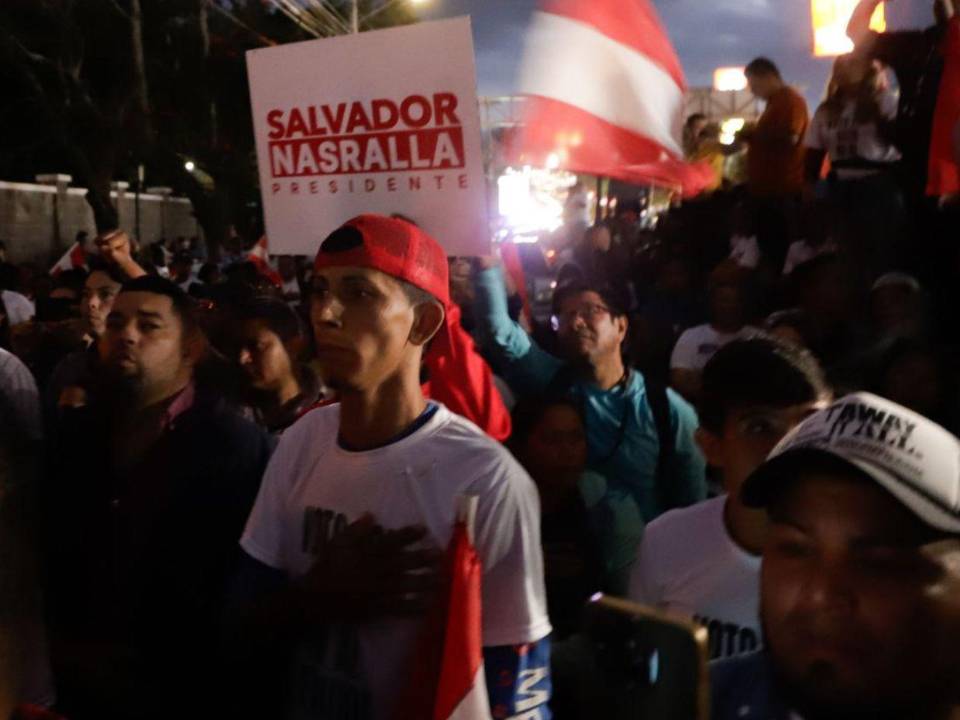 Los simpatizantes del Partido Liberales se retiraron del Centro Logístico Electoral ante las protestas de Libre.