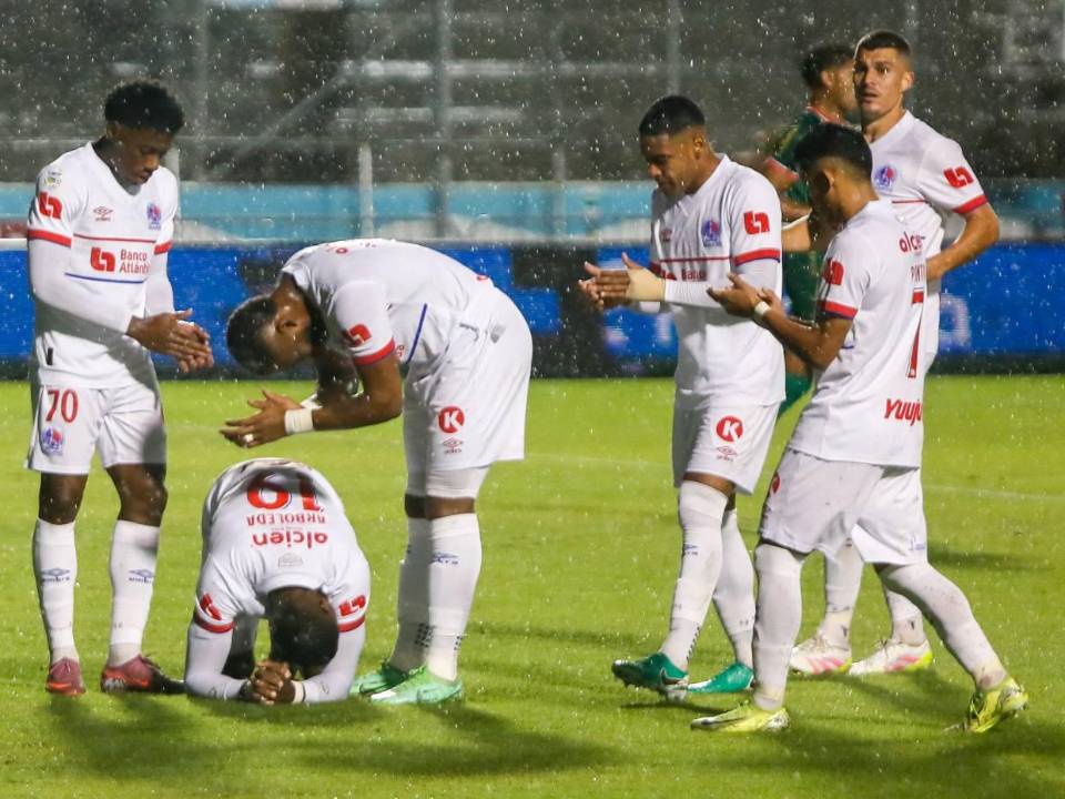 Con un triunfo en este juego, los Albos estarían rozando la clasificación a la final.