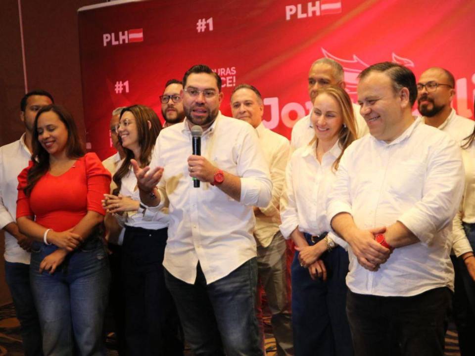 El precandidato liberal brindó una conferencia de prensa luego de haber votado.