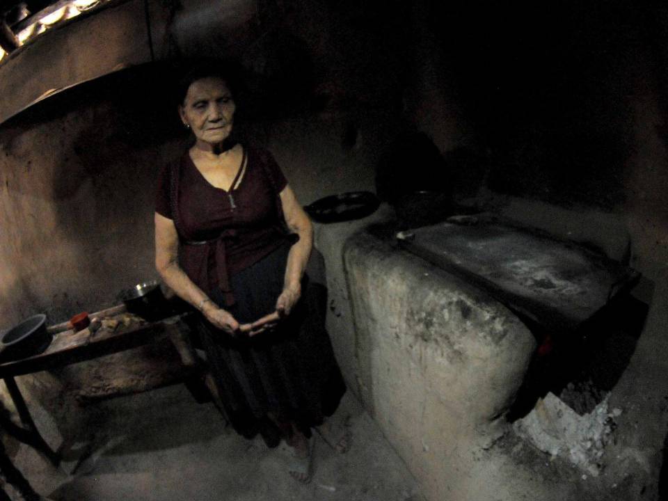 Doña María mostró que en su cocina hay muy poco para comer. Solo tenía un poco de maíz recién cocido, que debe racionar.