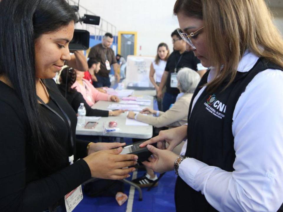 Ana Paola Hall, consejera presidenta del Consejo Nacional Electoral (CNE) mientras realizaba su derecho al sufragio.