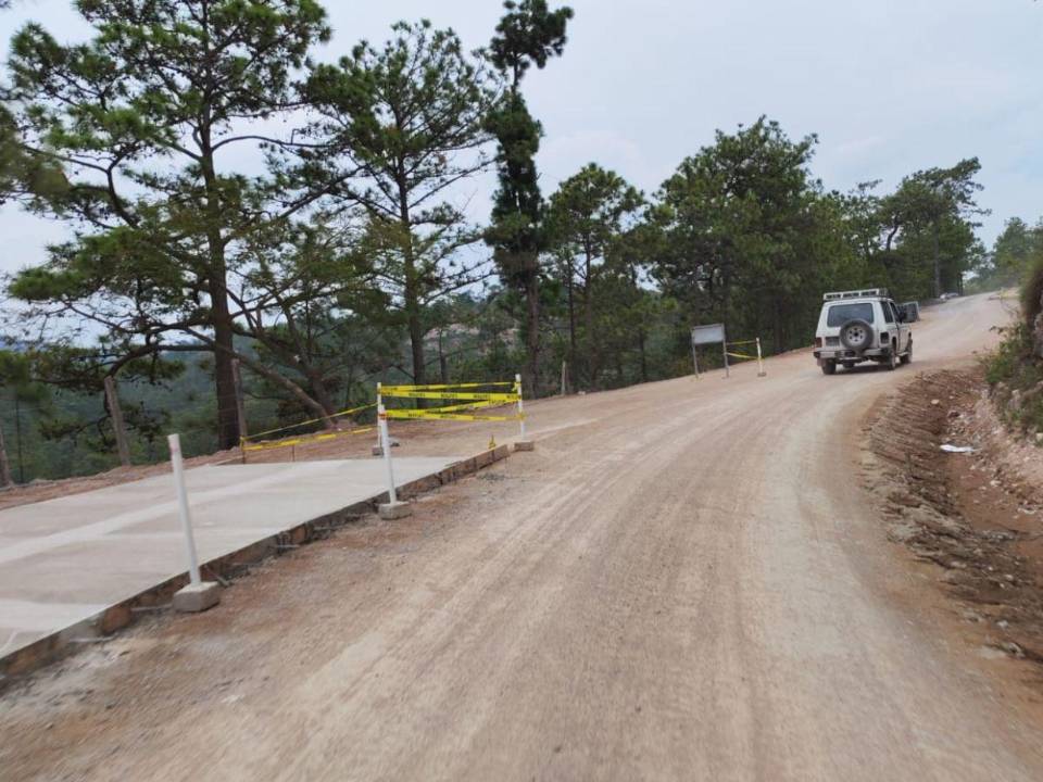 La paralización de la pavimentación afecta a más de 25 mil habitantes que esperan una carretera digna para mejorar la conectividad y el comercio.
