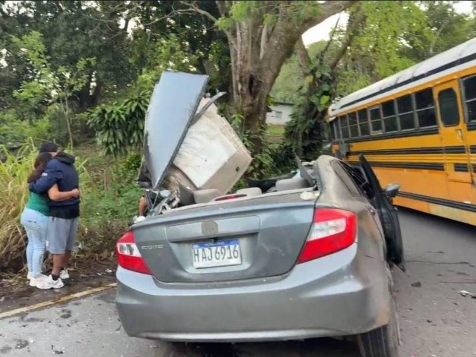 Luto y consternación dejó un brutal choque que se registró la mañana de este domingo 22 de marzo en Santa Cruz de Yojoa. Aquí las imágenes del impactante accidente que llena de luto a otra familia hondureña.