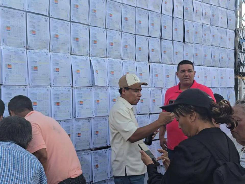 El candidato del partido Libre, Jorge Aldana, colocó afuera del CLE varias actas de las elecciones en el Distrito Central. Los resultados lo colocan en segundo lugar, mientras Juan Diego Zelaya lleva la delantera.