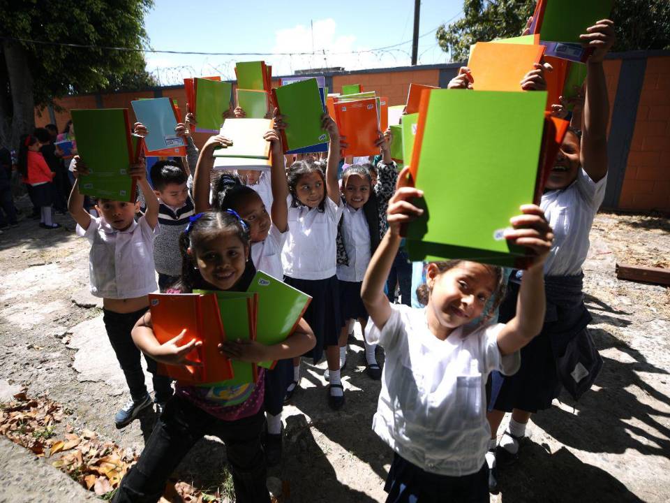 Con sonrisas y gratitud, 134 niños recibieron cuadernos nuevos que marcarán el inicio de aprendizajes y sueños en este 2026.