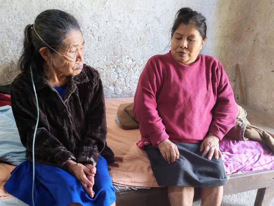 Después de solicitar apoyo en EL HERALDO, doña María y Rita recibieron donaciones que alivian su carga, aunque aún necesitan equipo médico para sobrevivir con dignidad.