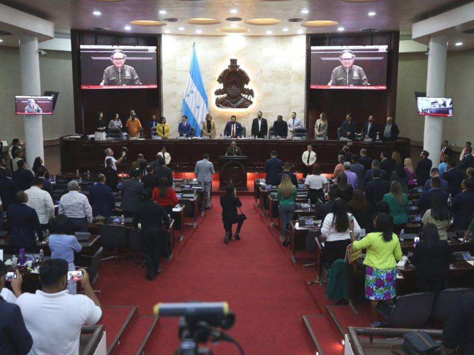 En el congreso que dirigió Luis Redondo estuvo impregnado de ambiente anárquico y de constante irrespeto a los diputados y a la Constitución de la República.