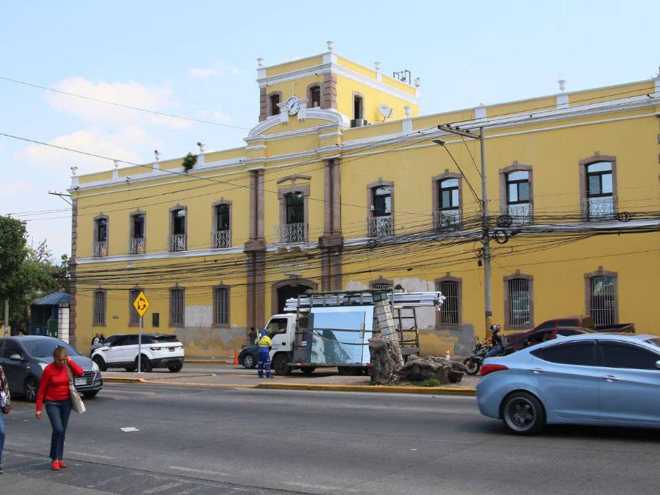 Las denuncias rápidamente generaron reacciones entre ciudadanos en redes sociales, donde muchos cuestionaron que en un hospital público se solicite dinero por el uso de servicios sanitario.