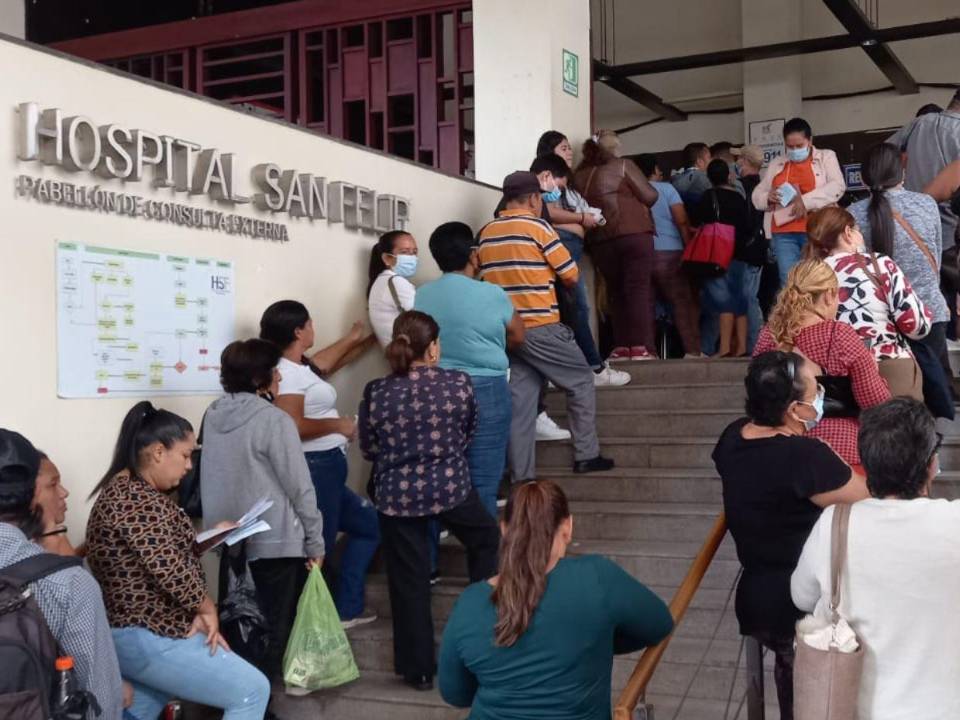 A eso de las 11:00 AM las filas de pacientes buscando una cita médica llegaba a la entrada del centros asistencial.