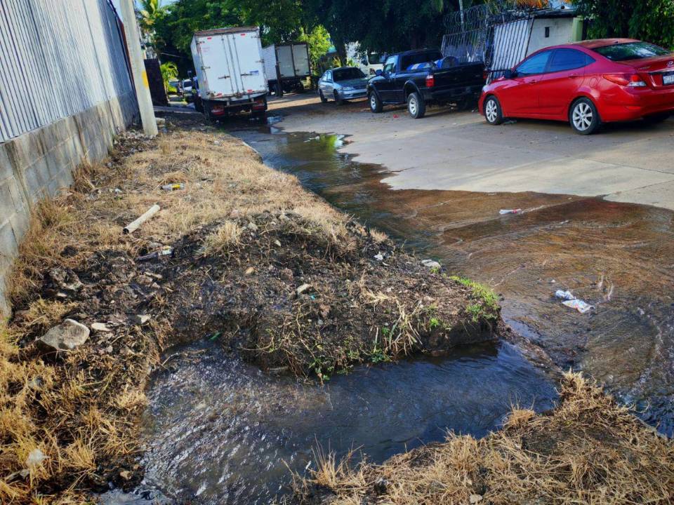 Fugas provocadas por fallas en tuberías y residuos sólidos mantienen en alerta al sistema de abastecimiento capitalino.