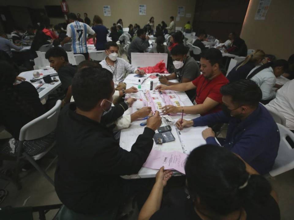 Los partidos políticos deben esperar que culmine el escrutinio para que el CNE oficialice al ganador. La fotografía muestra el escrutinio especial realizado en las elecciones primarias de 2025.