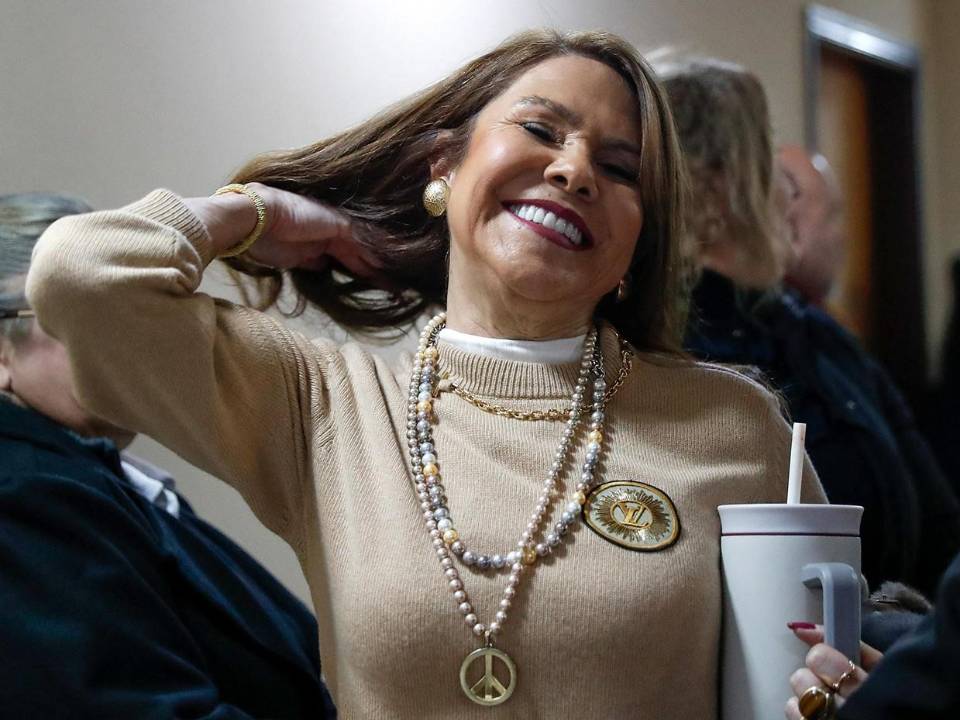 La senadora paraguaya Celeste Amarilla enfrenta una nueva polémica tras sus declaraciones racistas contra el futbolista Kylian Mbappé, que luego de un primr cruce de X continuó echándole leña al fuego al referirse de muchas maneras al futbolista y a la vez exigirle que sea él quien se disculpe. ¿Quién es Celeste Amarilla?